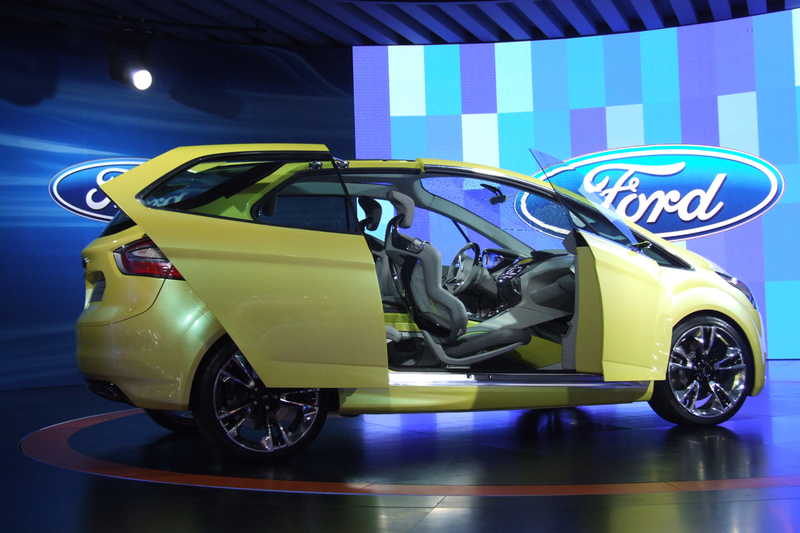 Illustration for article titled 2009 Ford Fiesta Gets Cirque Du Soleil'd In Shanghai